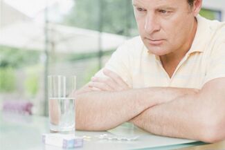muškarac uzima tablete za povećanje potencije nakon 50